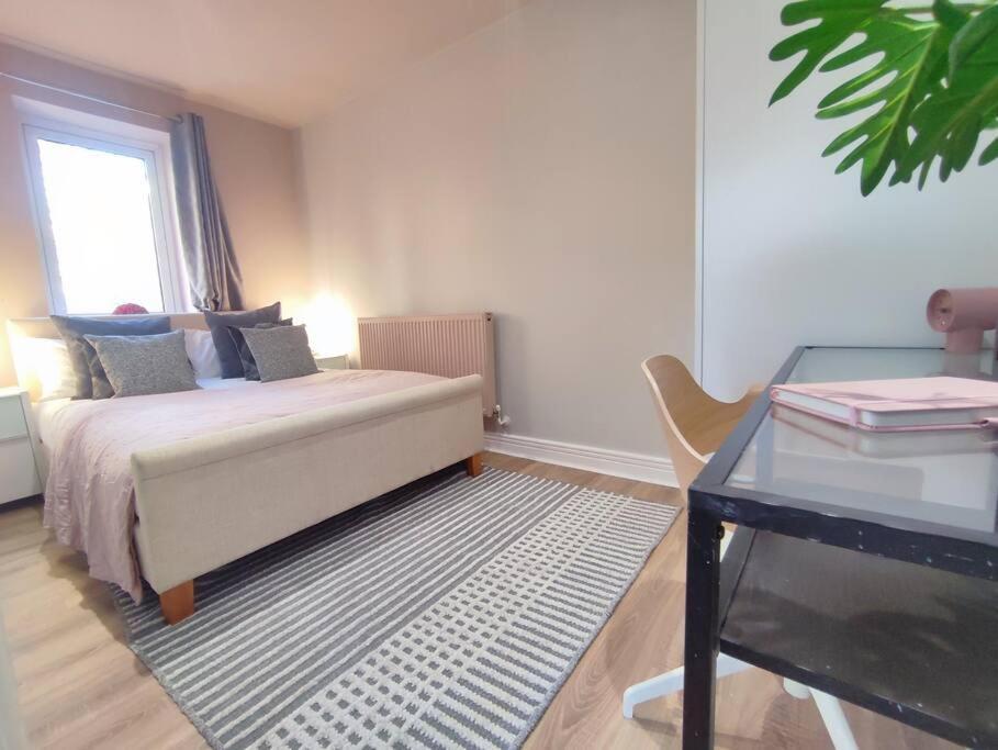 Luxury 3br Apt, Close To Excel, O2, Airport! *