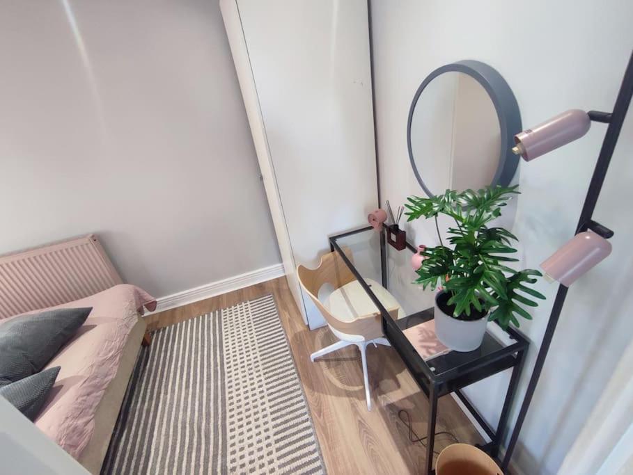 Luxury 3br Apt, Close To Excel, O2, Airport! *